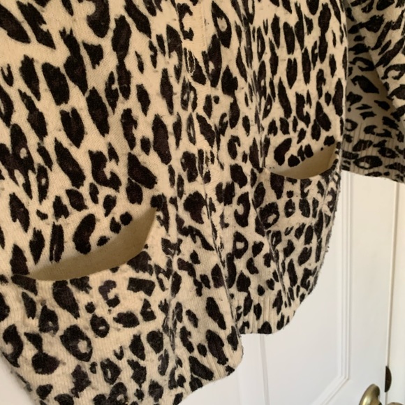 Forever21 Animal Print Cardigan Small with Pockets & Buttons. Good Condition. - Picture 2 of 10